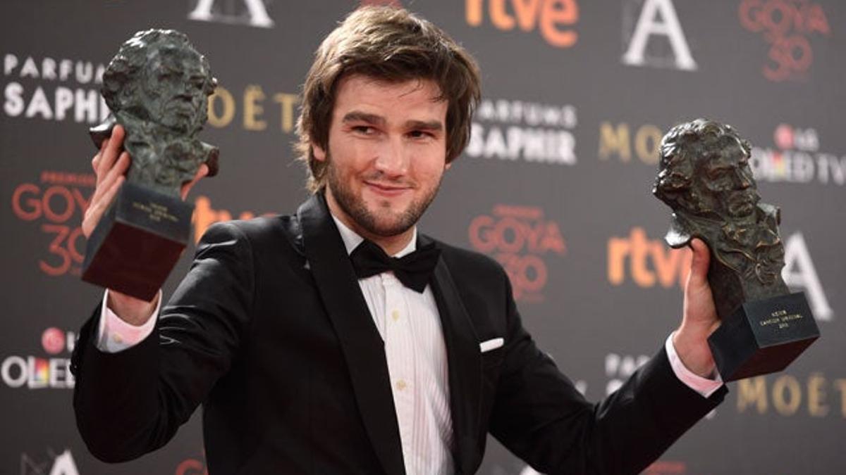 Lucas Vidal posa con sus dos Goya por Mejor Canción y Música Original.