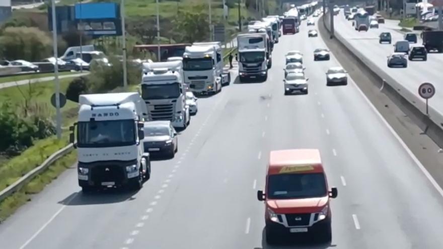 200 camiones entran en A Coruña por Alfonso Molina para protestar por la subida de precios.