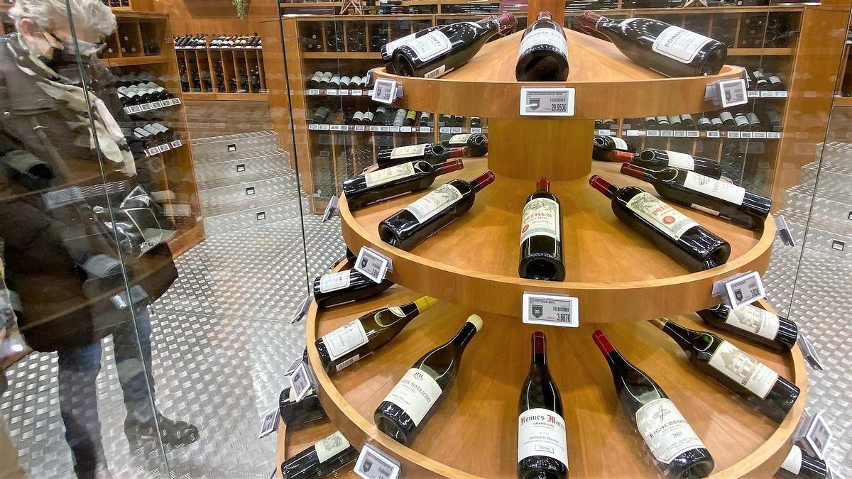 La sala acristalada de Vins i Licors Grau con los vinos más caros del establecimiento, algunos de ellos rozando los 30.000 euros.