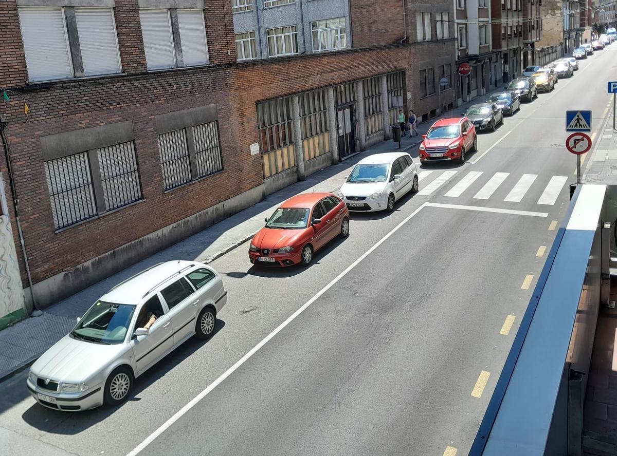 El carril en dirección Oviedo, atascado en Sama este lunes.