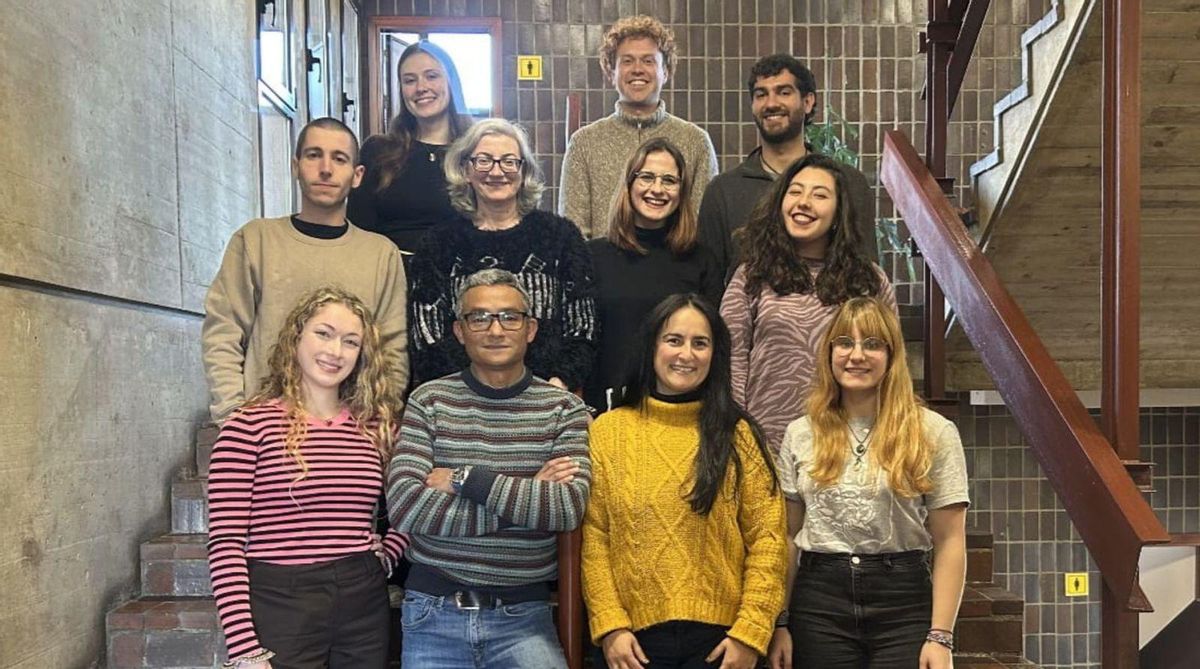 Los investigadores principales Laura Miralles y Yaisel J. Borrell, en el centro de la primera fila, con el resto de su grupo de la Universidad de Oviedo. |