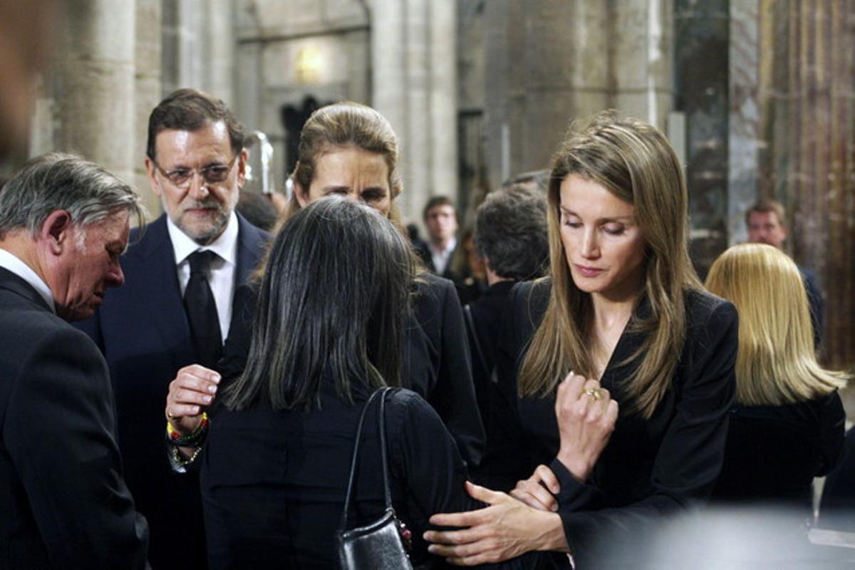 La Princesa, la infanta Elena, i el president del Govern, Mariano Rajoy, donen el condol als familiars d’una de les víctimes després del funeral. La Princesa, la infanta Elena, i el president del Govern, Mariano Rajoy, donen el condol als familiars d’una de les víctimes després del funeral.