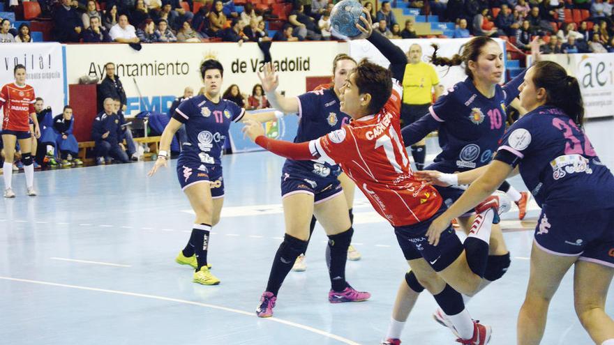 Cecilia Cacheda, con la pelota, ayer en Valladolid. // FdV