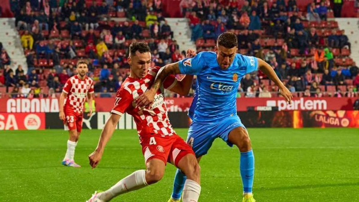 Dani Rodríguez pelea un balón contra un jugador del Girona.