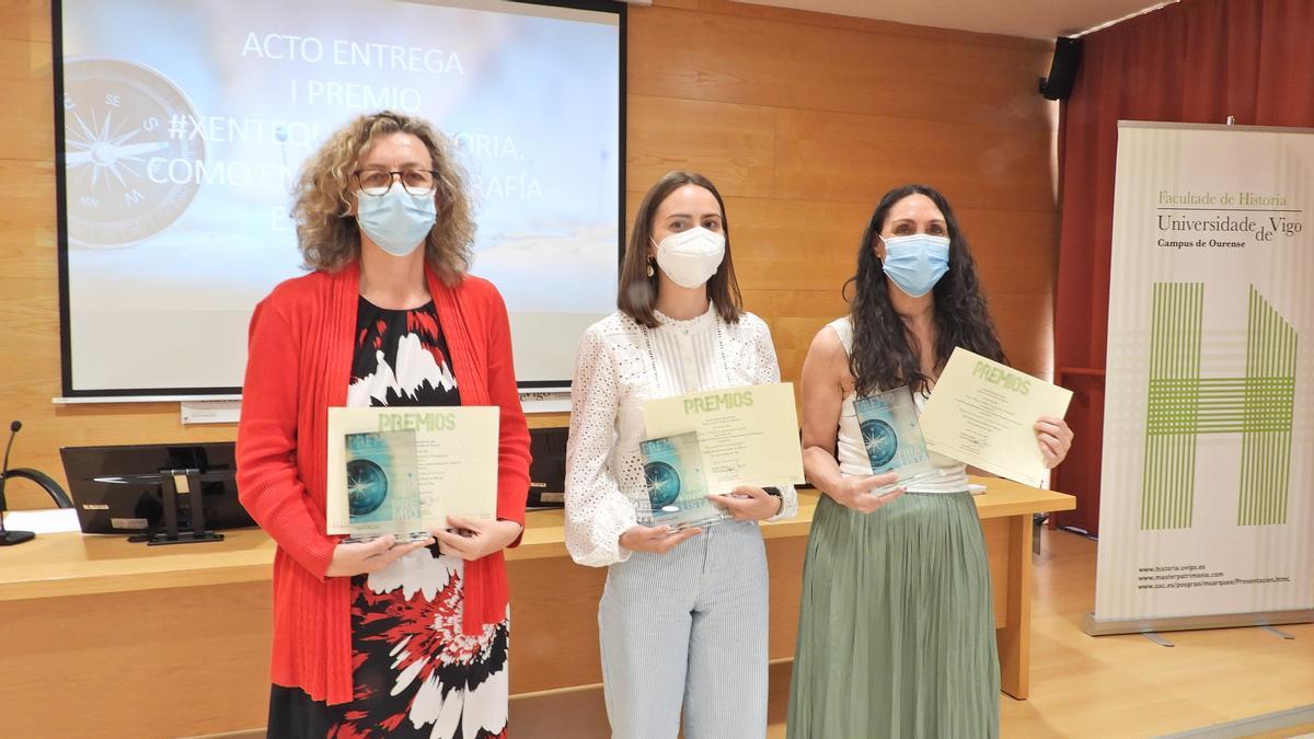 Las tres profesoras ganadoras del concurso recogieron sus diplomas en la facultad de Historia del campus de Ourense