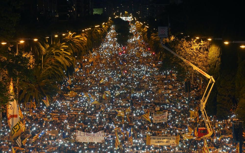 Manifestación en Barcelona para pedir la libertad de los exconsejeros encarcelados y de ''''''''los Jordis''''''''