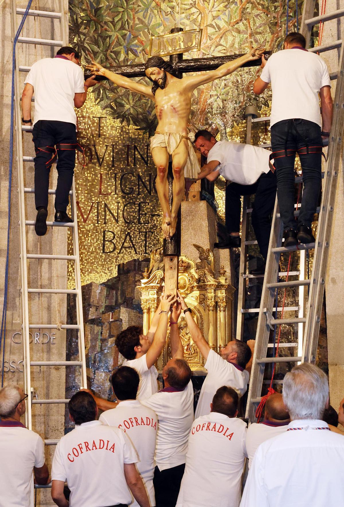 Emocionante descendimiento del Cristo de la Victoria en la Basílica Santa María de Vigo