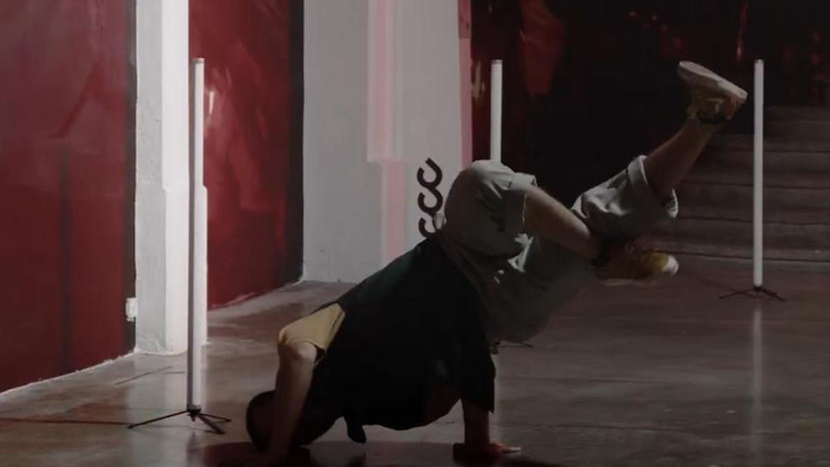 El presunto violador de los portales durante una de sus obras como bailarín.