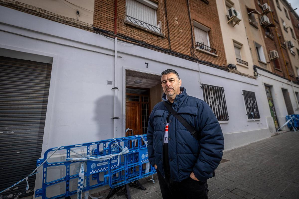 David Enri, vecino afectado del número 7 de la calle Canigó de Badalona, adyacente al que se derrumbó en febrero de 2024