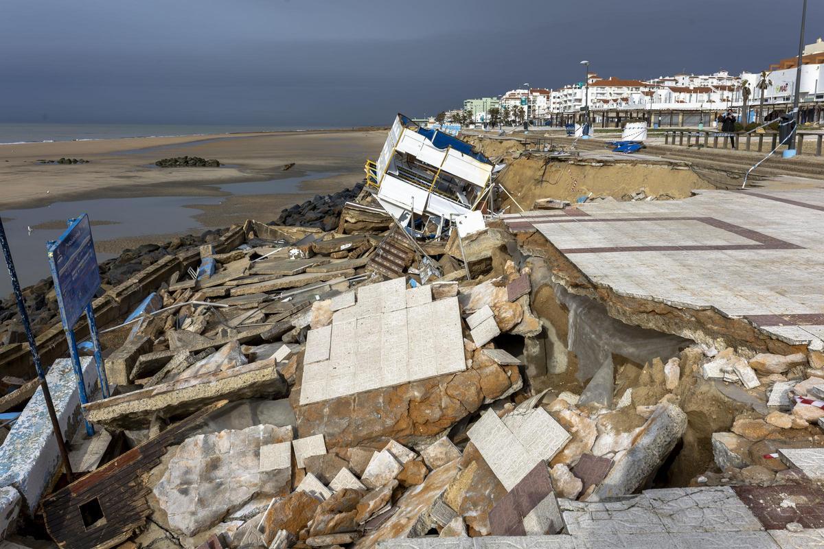 Destrozos en el paseo marítimo de Matalascañas y en el chiringuito Sirena Dorada.