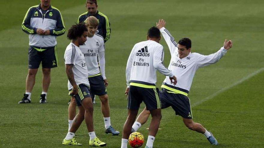 Marcelo, Odegaard, Casemiro y Kovacic pelotean en presencia de Rafa Benítez.