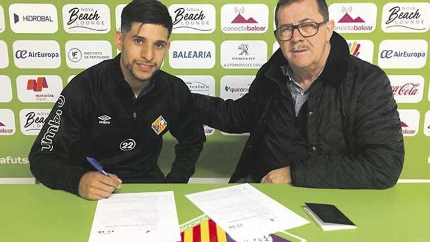 Claudino, firmando el contrato que le unirá al Palma Futsal hasta junio de 2020.