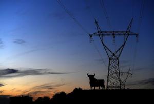 El mercado eléctrico rompe los precios y dispara las horas con la luz a cero euros