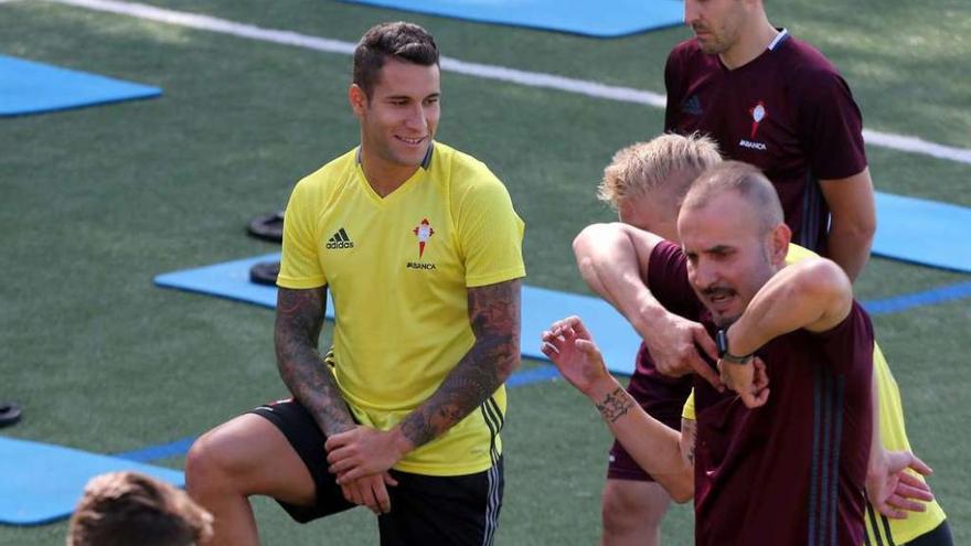 Hugo Mallo sonríe durante el entrenamiento de ayer en A Madroa. // Marta G.Brea