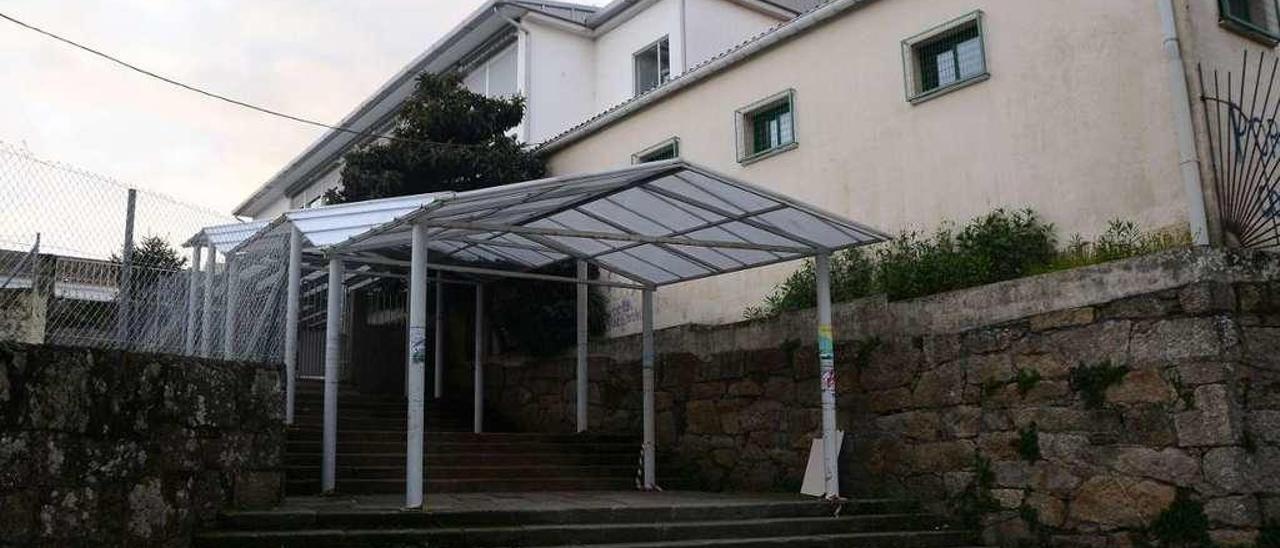 Entrada al colegio público de Nazaret desde la Rúa Real, donde está la acometida de agua. // G.Núñez