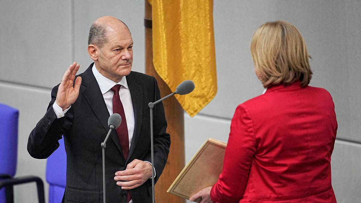 Olaf Scholz legt den Amtseid zum neuen Bundeskanzler ab.
