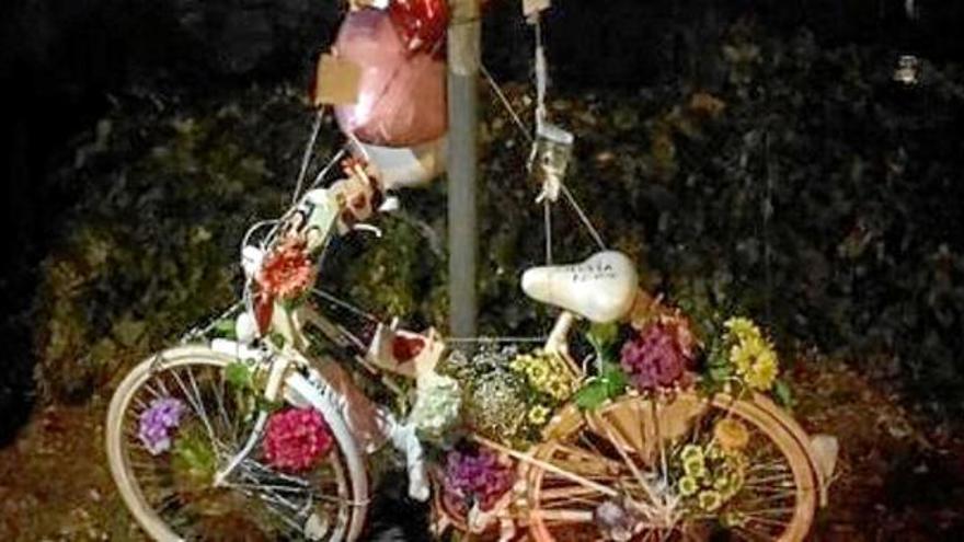 La bicicleta decorada amb flors, fotos i missatges