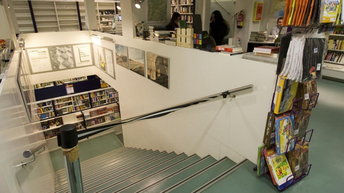 Interior de la librería Catalònia, este lunes.