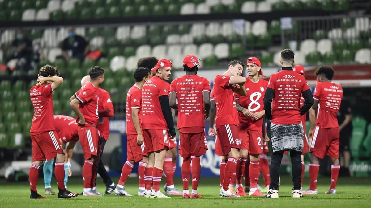 Los jugadores del Bayern celebran la conquista del título en el partido de Bremen.