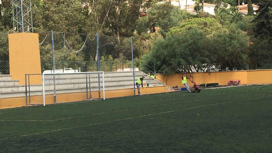 Operarios realizan actuaciones de mejora en el equipamiento deportivo de Las Chapas.