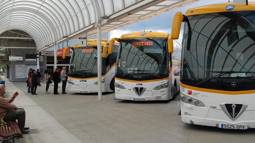 Vehicles de Monbus a l&#039;estació d&#039;Igualada.