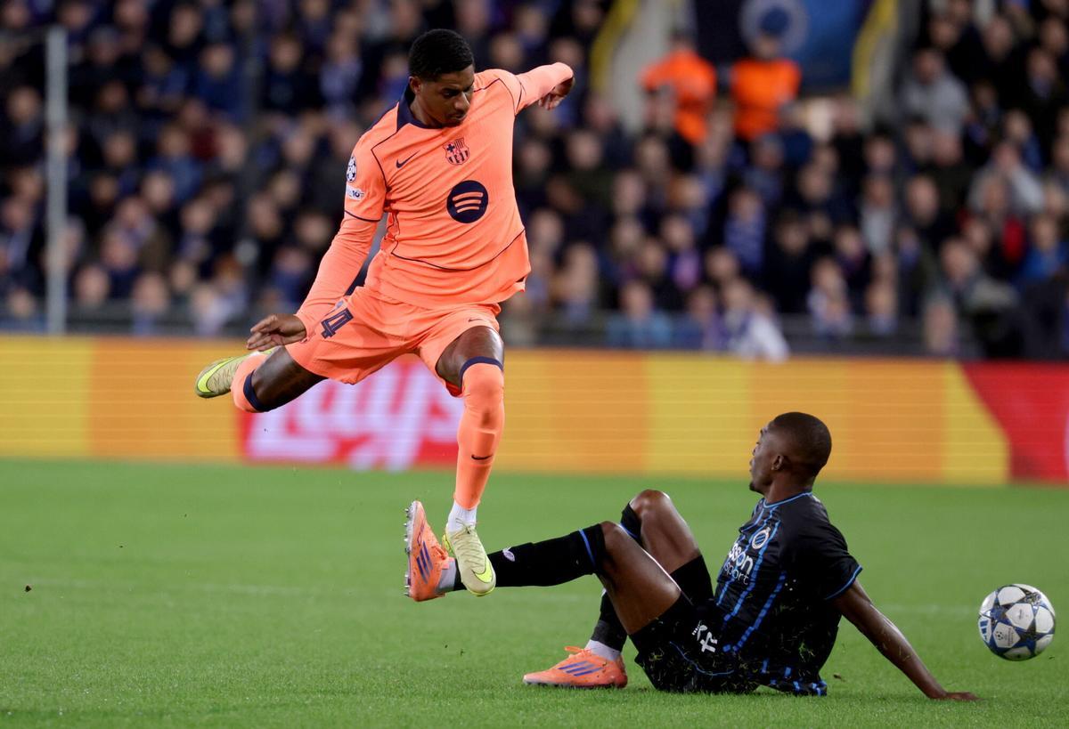 BRUGES (Belgium), 05/11/2025.- Carlos Forbs (R) of Brugge in action against Marcus Rashford of Barcelona during the UEFA Champions League league phase match between Club Brugge KV and FC Barcelona, in Bruges, Britain, 05 November 2025. (Liga de Campeones, Bélgica, Reino Unido, Brujas) EFE/EPA/OLIVIER MATTHYS