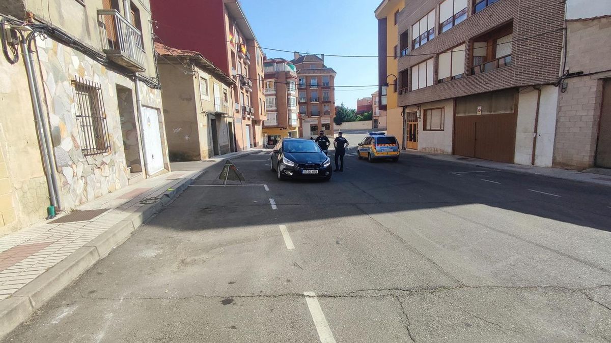 Dos policías informan a un conductor en la calle Ancha.