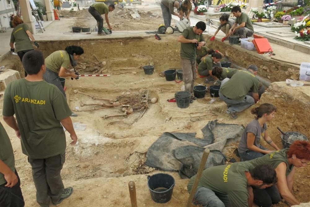 Armengol visita los trabajos de exhumación en la fosa común de Porreres