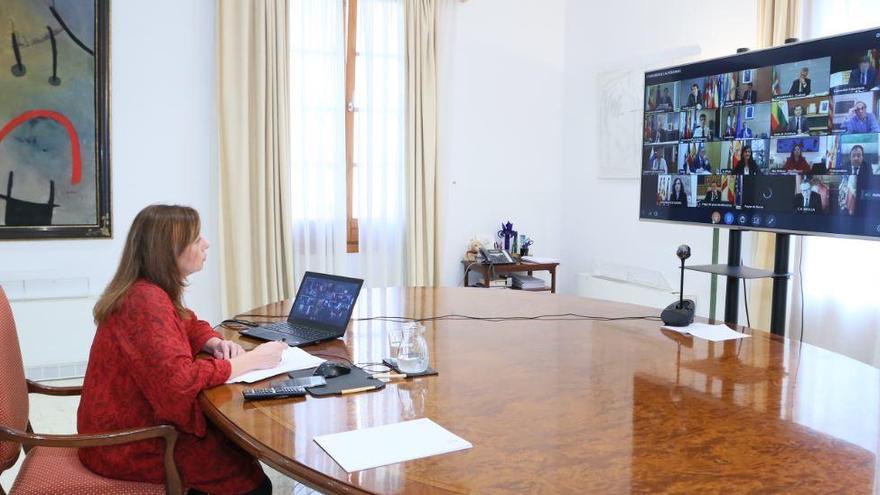 Francina Armengol in der Videokonferenz mit Premier Sánchez und den Ministerpräsidenten.