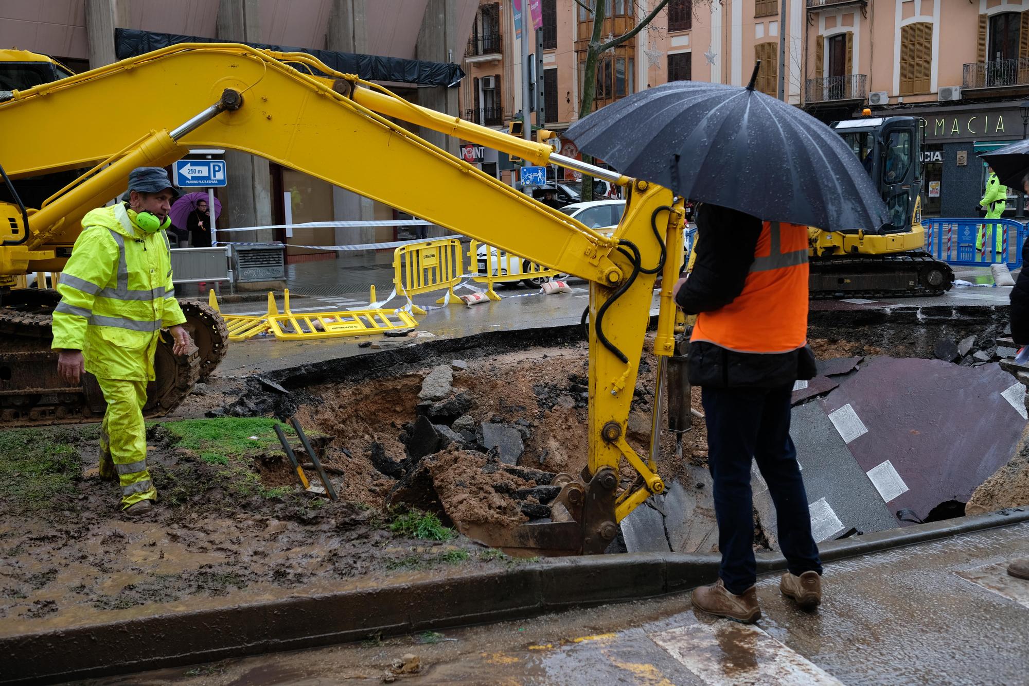 FOTOS | Socavones en las Avenidas y en el Paseo Marítimo de Palma