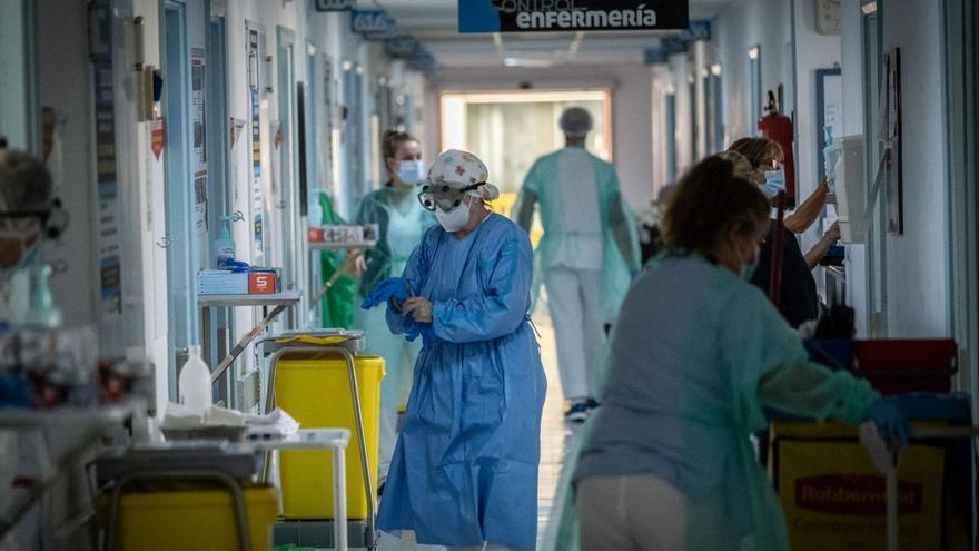 Una sanitaria trabaja en el área covid del Hospital Universitario de Canarias.