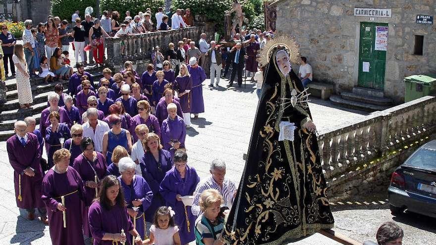 Arriba, las imágenes de la Virxe das Dores y el Divno Ecce-Homo entre una treintena de personas con hábito de nazareno. Abajo, la Banda de Música de Cerdedo. // Bernabé/Juan Carlos Asorey