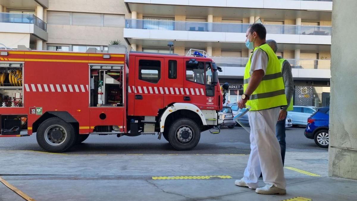 El camión de los bomberos, en la puerta del centro de salud. | IB-SALUT