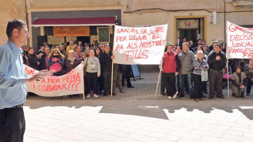 El alcalde de Campos, Sebastià Sagreras, sale a saludar a los concentrados frente al Ayuntamiento después de despedir a las comitivas del Consell y Govern.