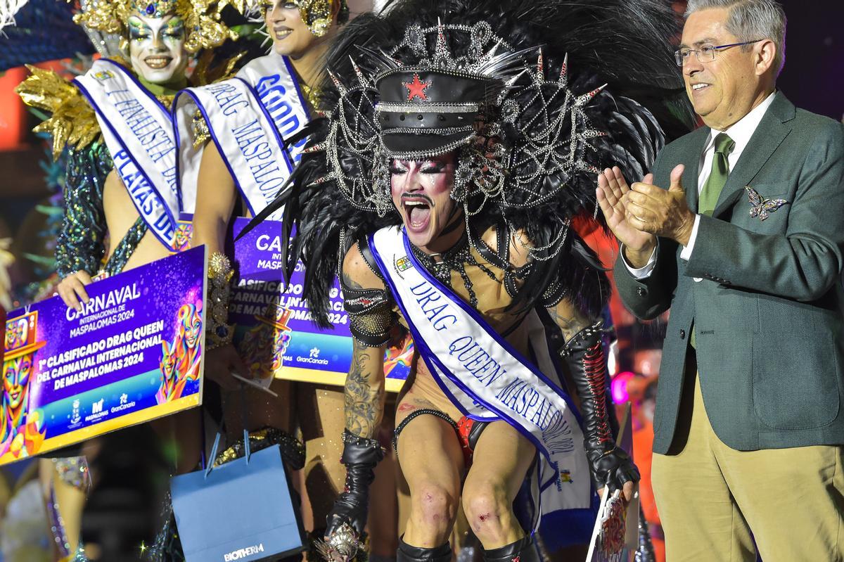 Drag Tamito durante la coronación el jueves en la gala, junto al alcalde de San Bartolomé de Tirajana, Marco Aurelio Pérez.