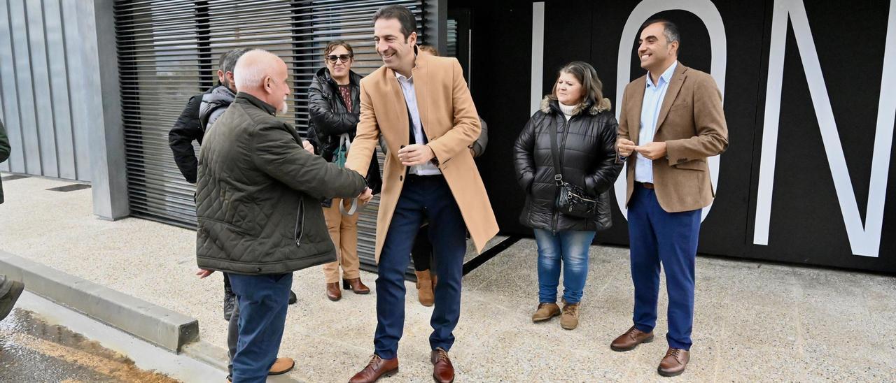 Visita del conselleiro do Mar, Alfonso Villares, ayer a las obras de remodelación de la Lonxa de Campelo.