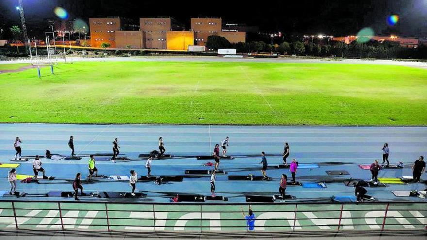 Actividad deportiva en las pistas exteriores del Complejo de la Universidad de Málaga