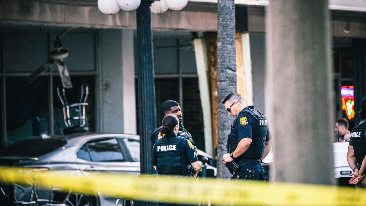 La Policía de Tampa (Florida) acordona un atropello múltiple en el bar Bradley's, el 8 de noviembre de 2025