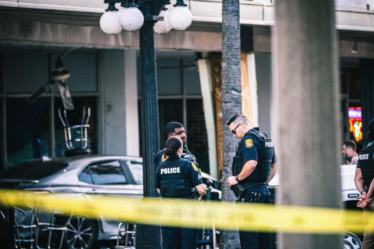 La Policía de Tampa (Florida) acordona un atropello múltiple en el bar Bradley's, el 8 de noviembre de 2025