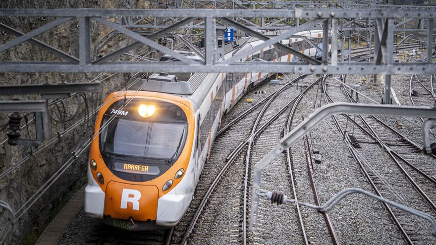 Retards a les línies R3 i R4 per la incidència tècnica d&#039;un tren aturat a Arc de Triomf