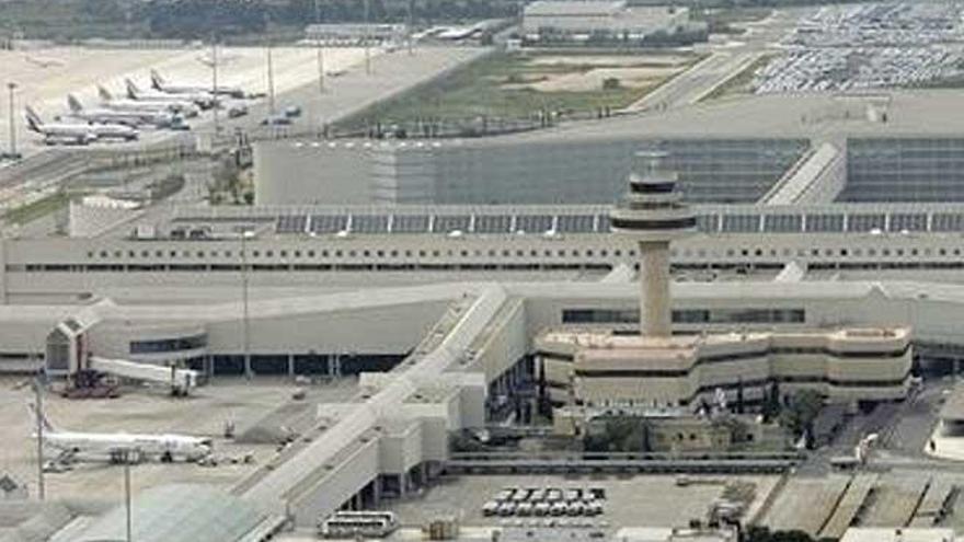 Imagen de archivo con aviones aparcados en el aeropuerto de Palma.