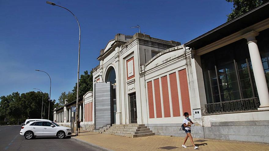 Una mujer pasea junto a la Pérgola por República Argentina.