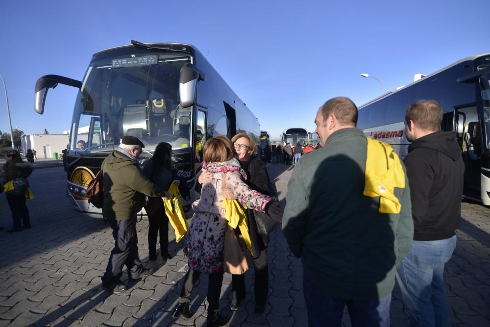 Los trabajadores de Alcoa de Asturias parten hacia Madrid a una manifestación contra el cierre de la fábrica