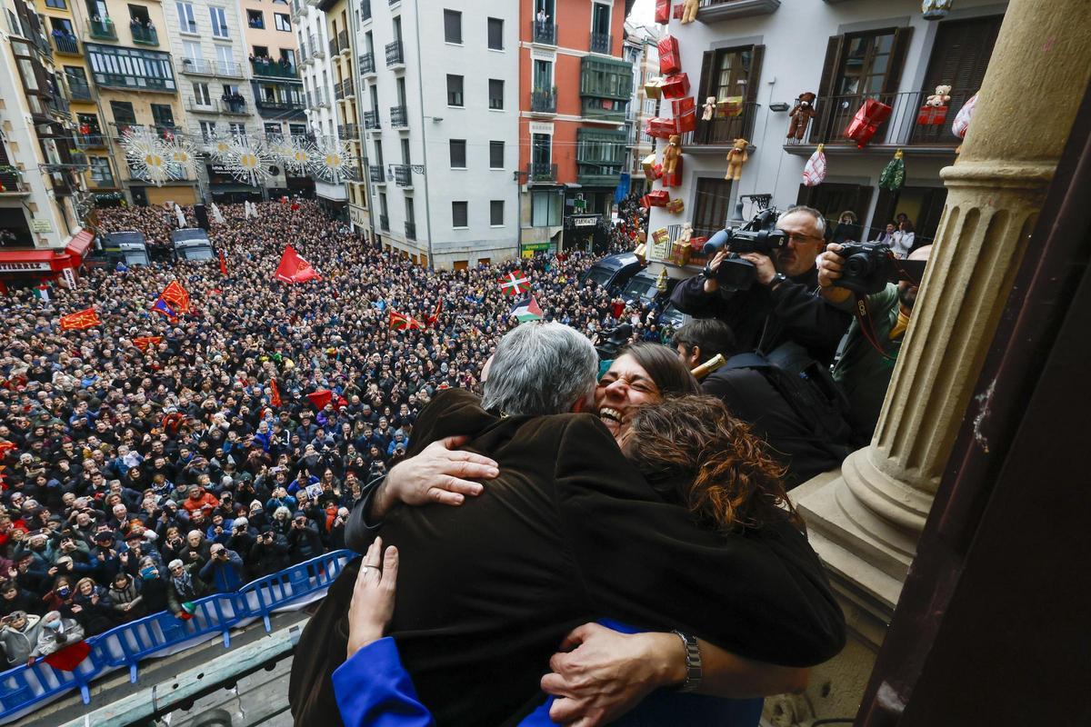El diputado de EH Bildu, Joseba Asiron celebra en el balcón del ayuntamiento convertirse en el nuevo alcalde de Pamplona. El diputado de EH Bildu, Joseba Asiron celebra en el balcón del ayuntamiento convertirse en el nuevo alcalde de Pamplona.