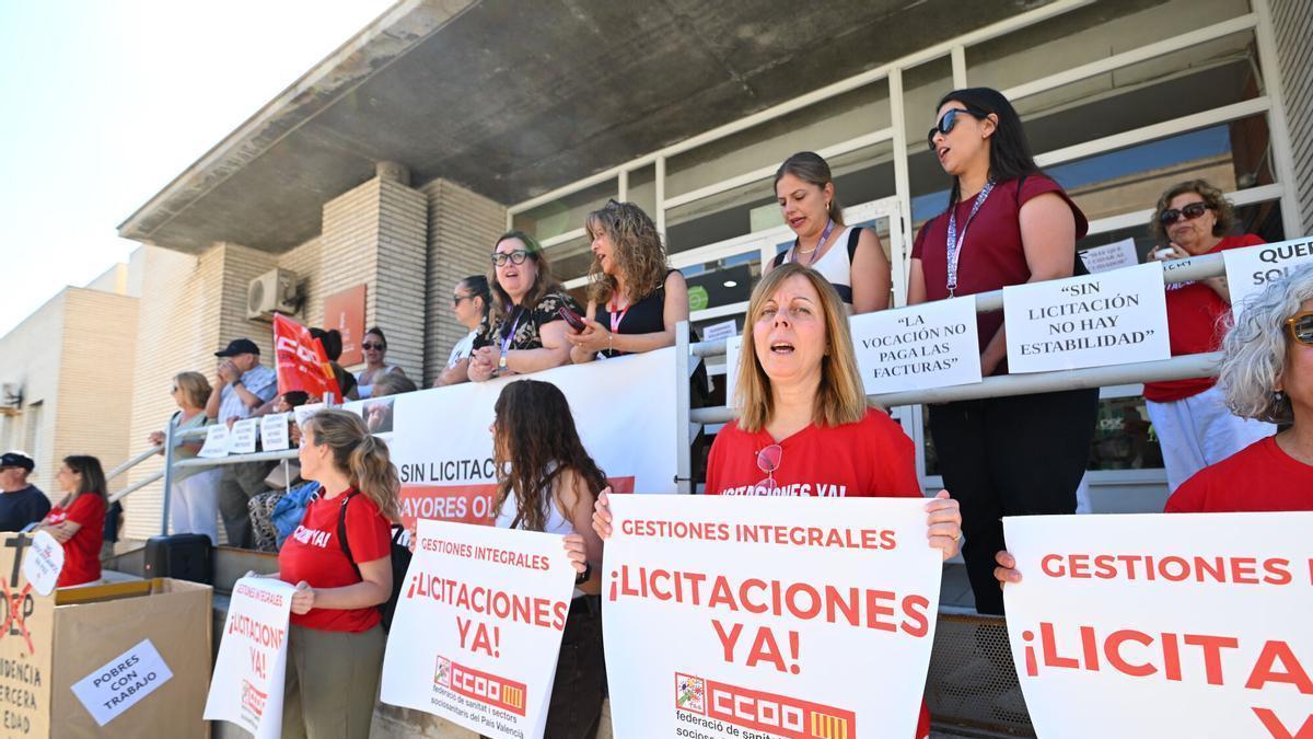 Protesta en Elx por la falta de licitación de la residencia.