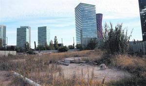 Un dels solars que la Sareb té a la plaça d’Europa de l’Hospitalet de Llobregat.