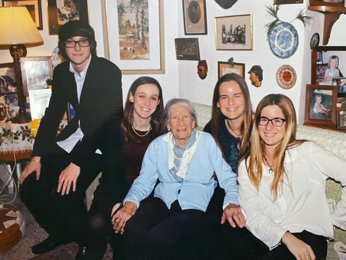 Acompañada por sus nietos: Víctor, Carolina, Carmen y Victoria.