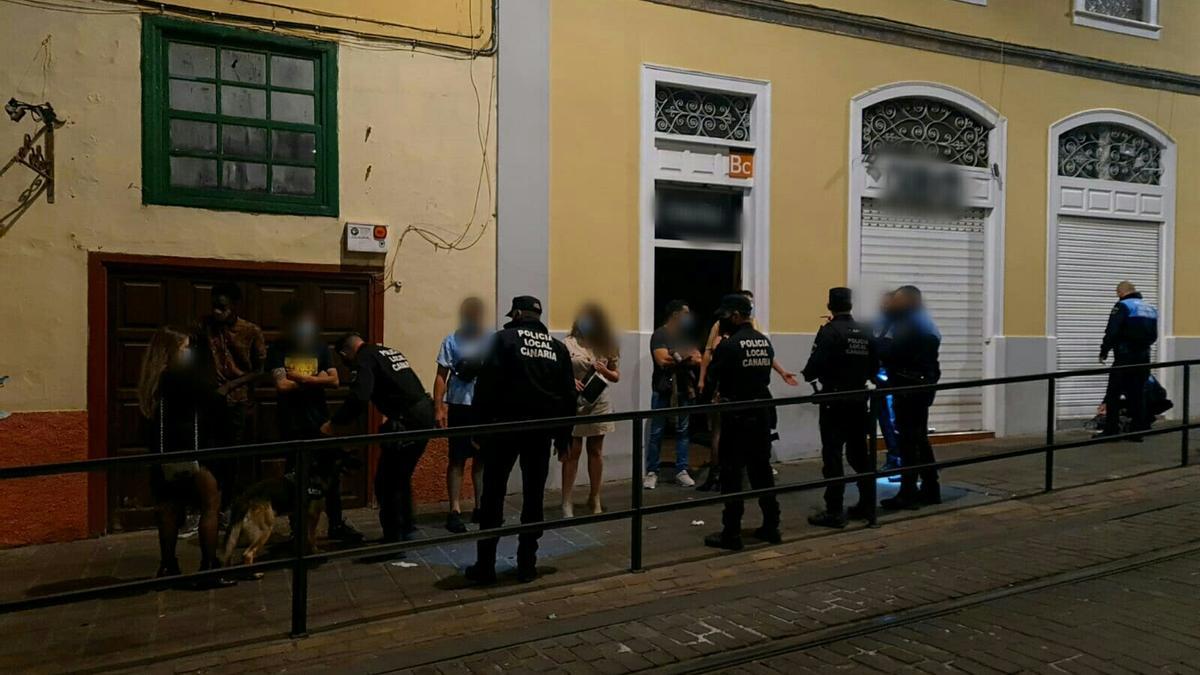 La Policía Local de Santa Cruz desaloja un local en la calle Ángel Guimerá.