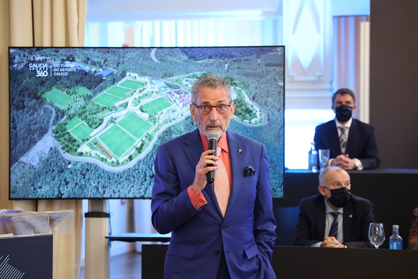 Carlos Mouriño presentó el proyecto ayer en la sede del club en la calle Príncipe Alba Villar