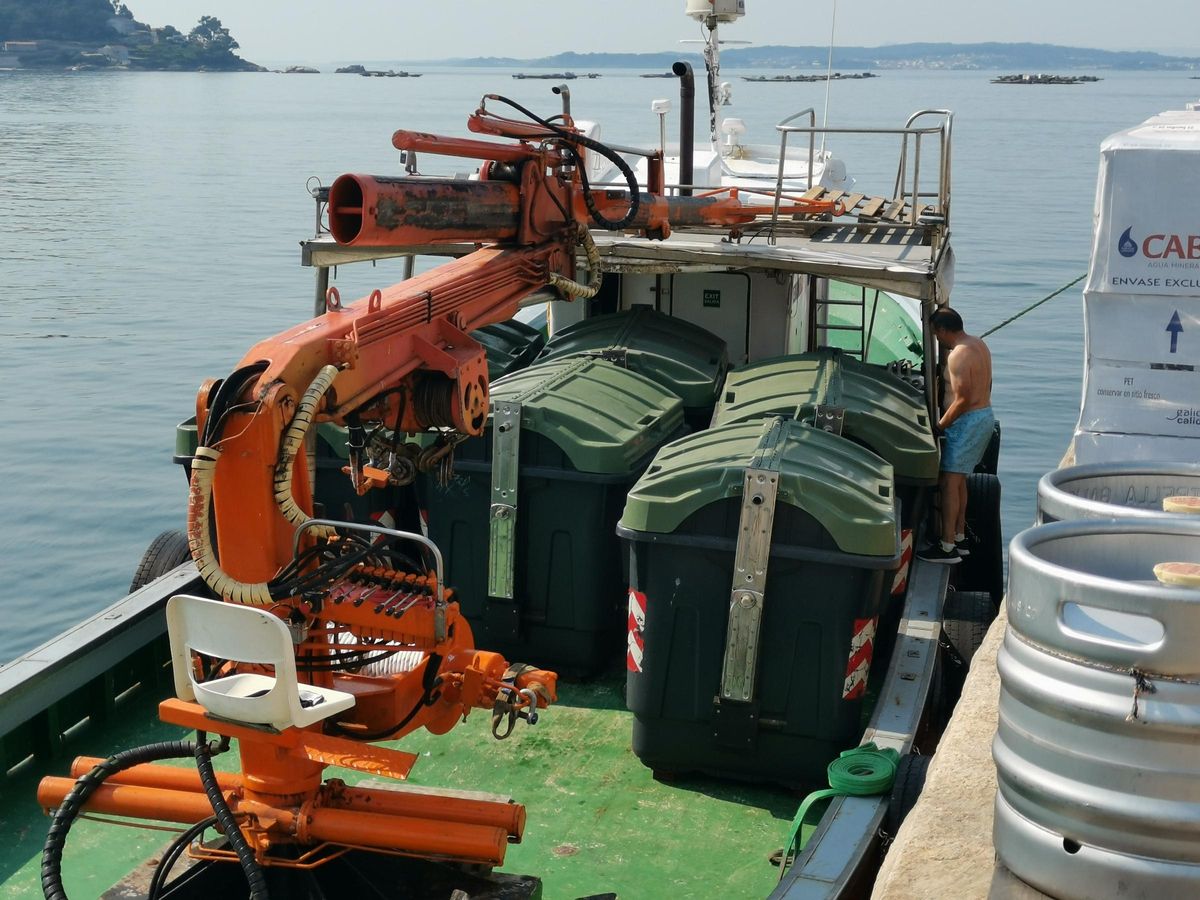 Contenedores de basura procedentes de la isla de Ons, a la espera de desembarcar para su vaciado.